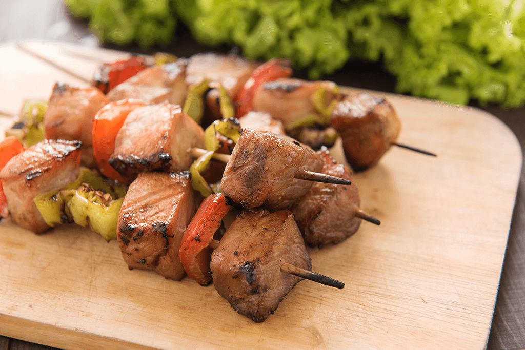 Brochetas o pinchos mixtos asados